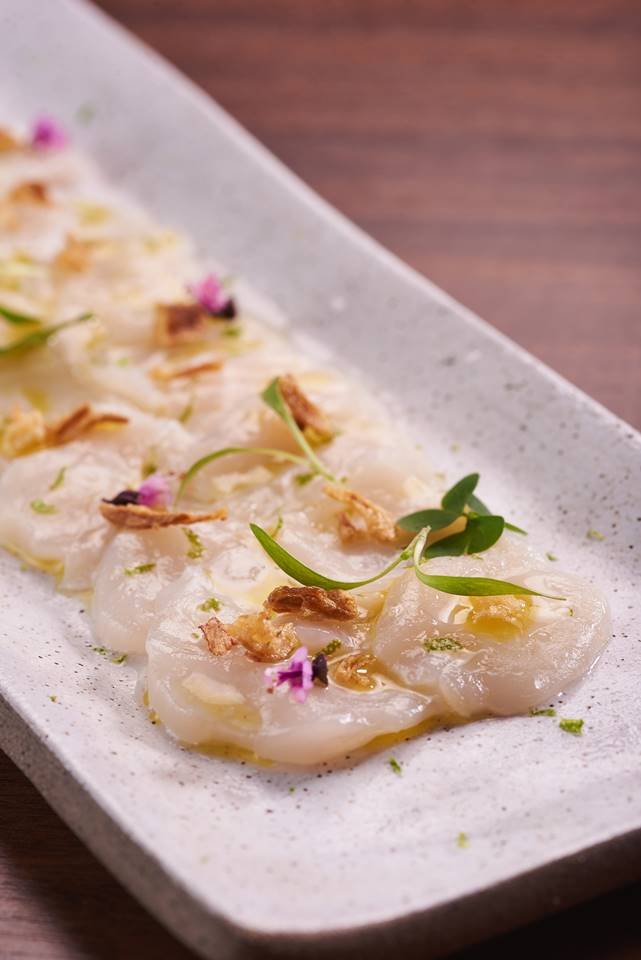 Carpaccio de Vieiras com azeite cítrico e crispy de cebola