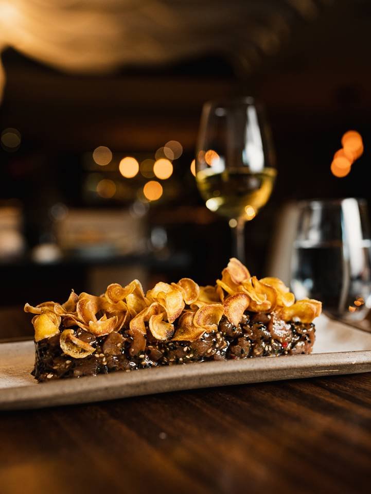 Tartare de atum com teriyaki de pitanga e palha de mandioquinha