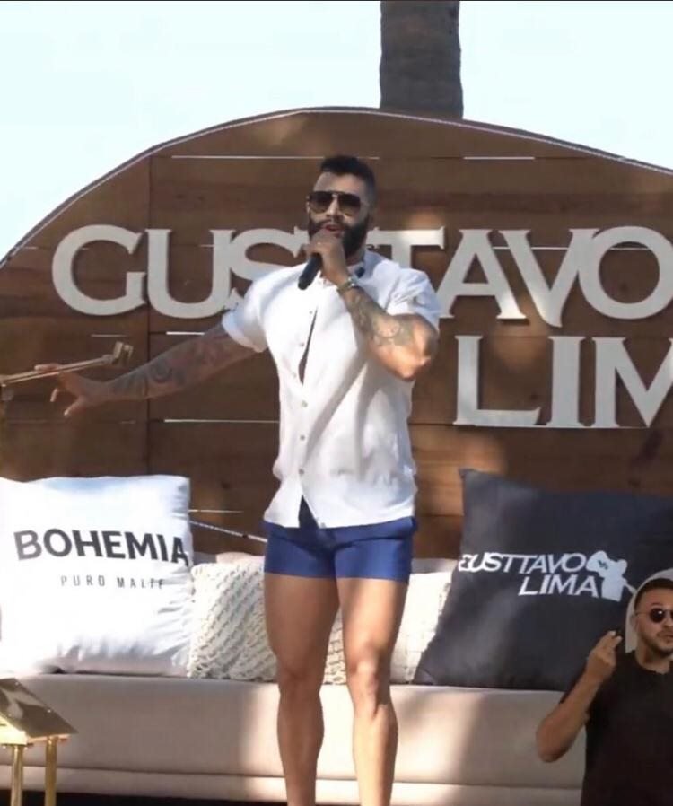 Gusttavo Lima de short azul