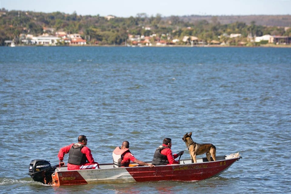 Bombeiros iniciam busca pelo advogado no lago Paranoá4
