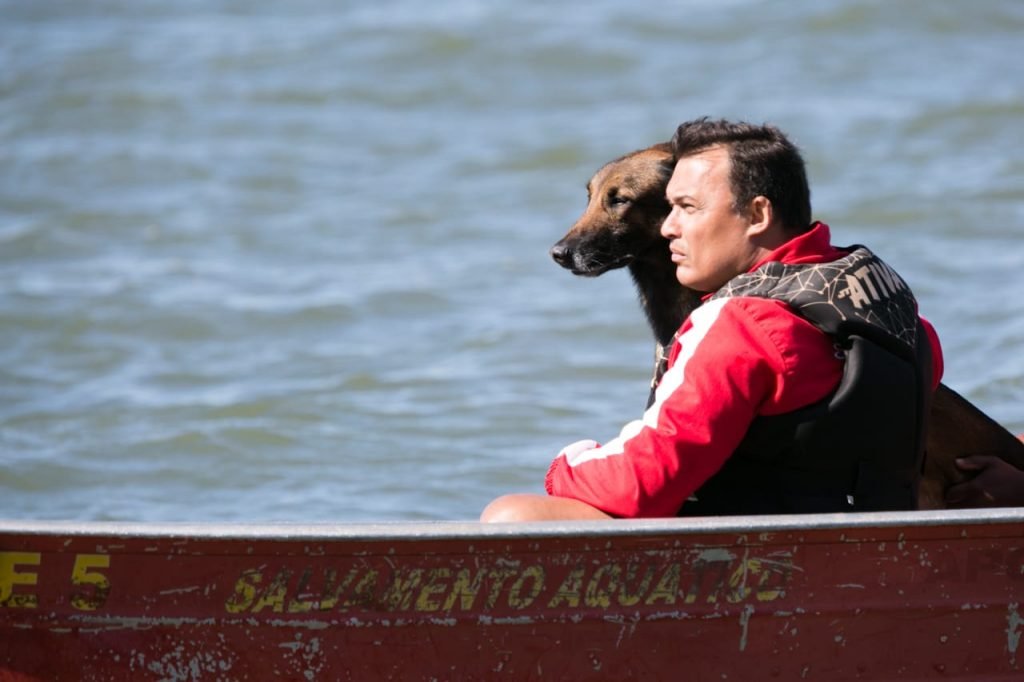 Bombeiros iniciam busca pelo advogado no lago Paranoá4
