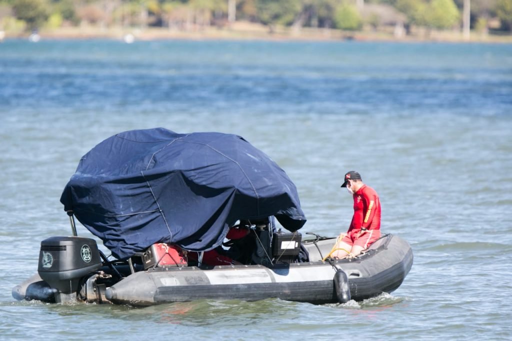 Bombeiros iniciam busca pelo advogado no lago Paranoá4