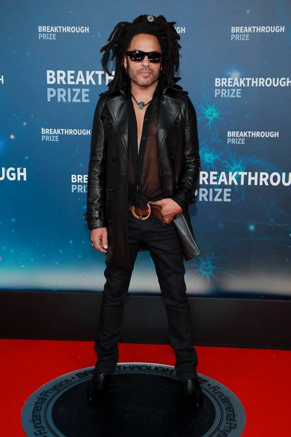 Lenny Kravitz com jaqueta de couro preta
