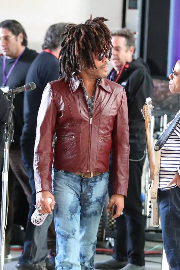 Lenny Kravitz com jaqueta de couro marrom