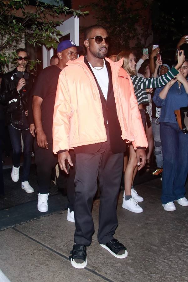 Kanye West com casaco laranja fluorescente