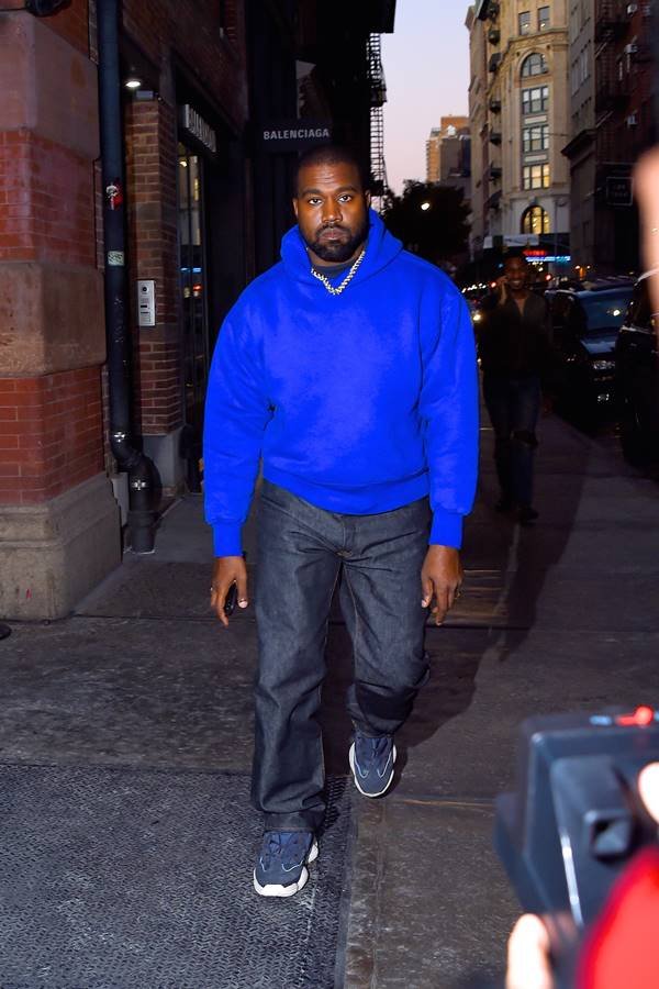 Kanye West com casaco azul