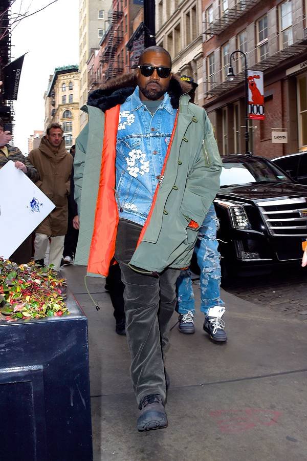 Kanye West com casaco de forro laranja