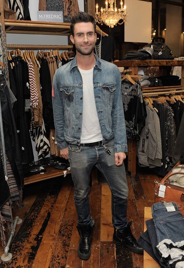 Adam Levine com jaqueta jeans e camiseta branca