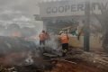 bombeiros apagam fogo em cooperativa