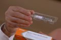 Doutor Gustavo Romero, coordenador do estudo da vacina contra Covid-19 no Distrito Federal, mostra embalagem e seringa utilizada para a imunização - vacina covid