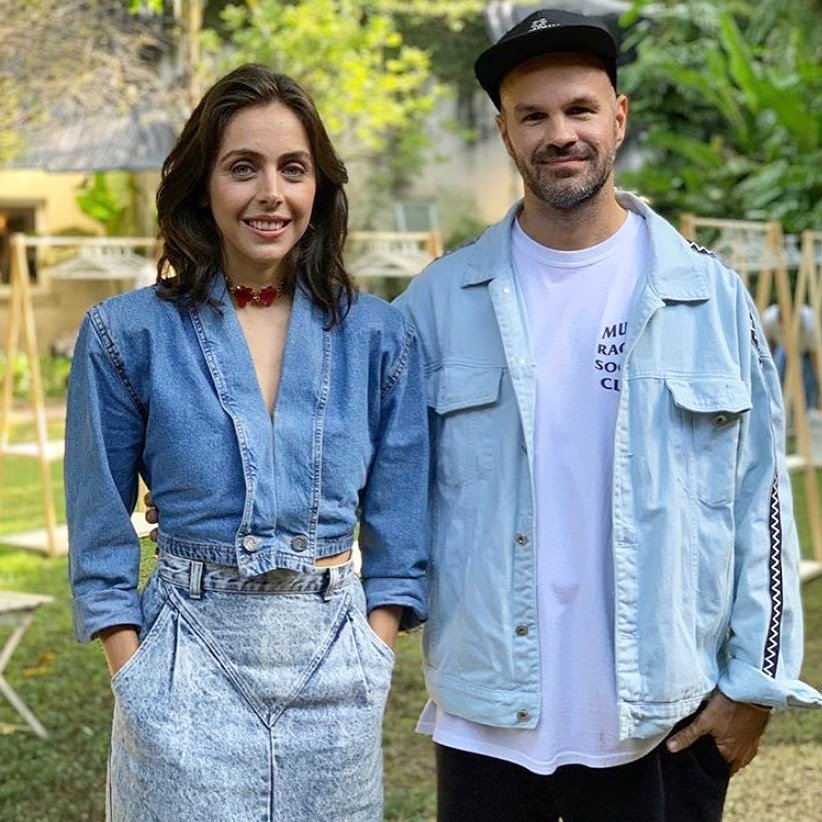 Giovanna Nader e André Carvalhal usando jeans