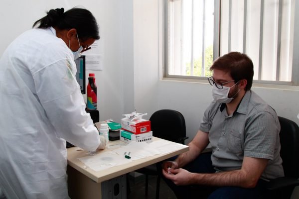 Primeiro dia de testes da vacina covid-19 sendo aplicada na hub