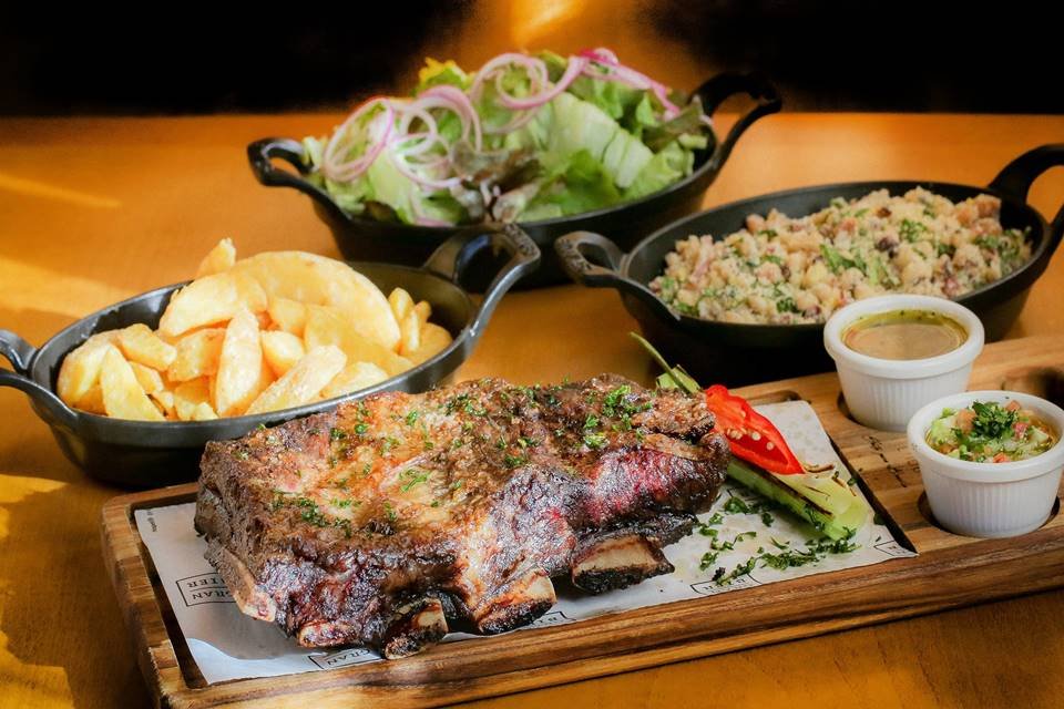 Carne com acompanhamentos