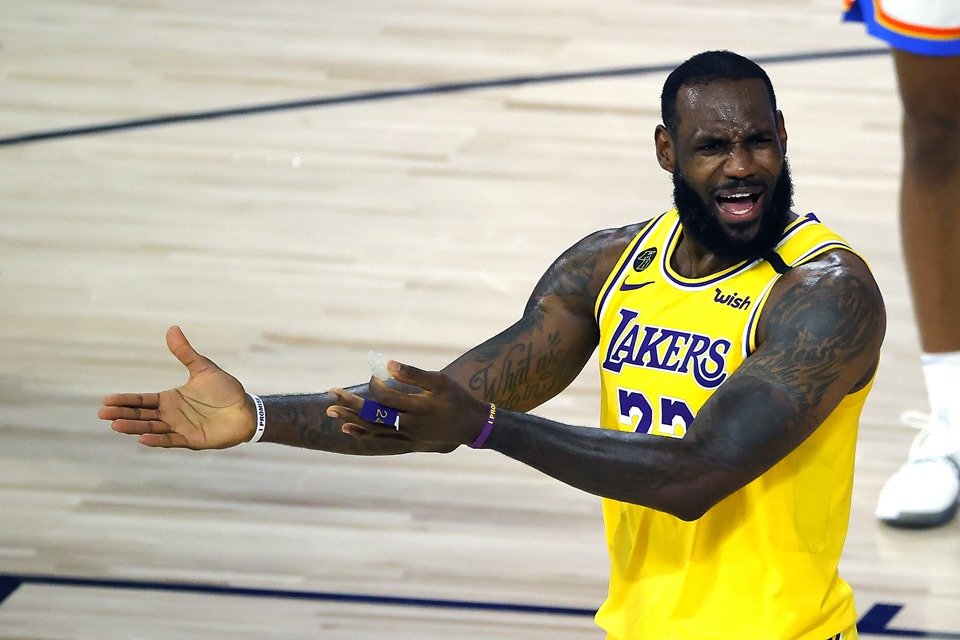 LeBron James renova com o Los Angeles Lakers e torna-se o atleta