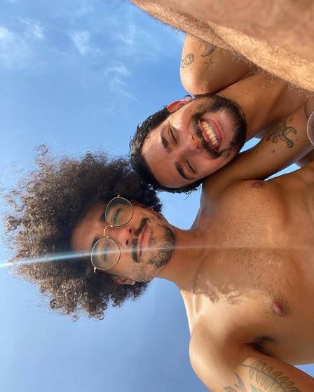 Vitor di Castro e o marido Vinícius