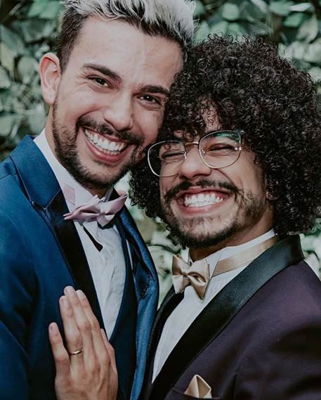 Vitor di Castro e o marido Vinícius