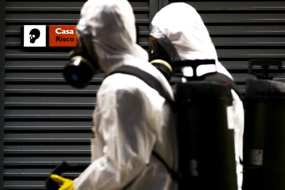 Profissionais com equipamentos de proteção contra o coronavírus no DF