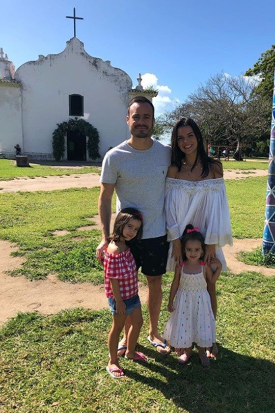 Filipe Lima e Bruna Slaviero com Nina e Alexa