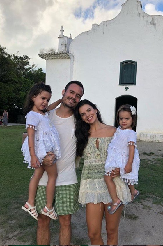 Filipe Lima e Bruna Slaviero com Nina e Alexa