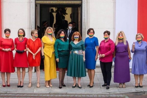 Protesto de vestidos arco-íris