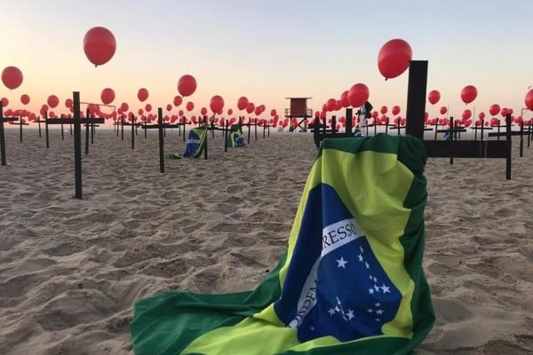 ONG Rio de Paz fixa 100 cruzes na praia de Copacabana em memória aos 100 mil mortos pela Covid-19 no Brasil