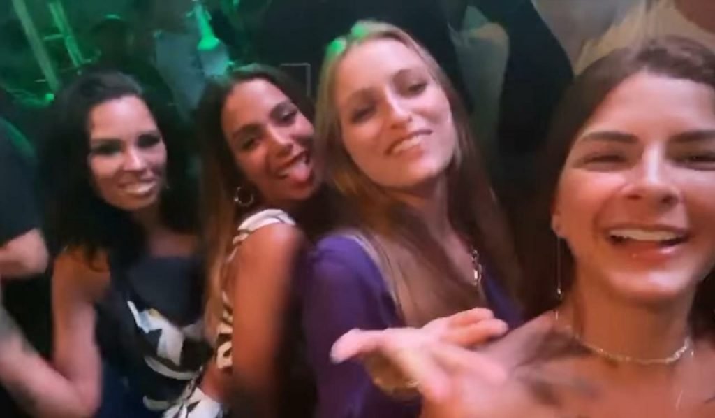 Anitta em festa com amigas
