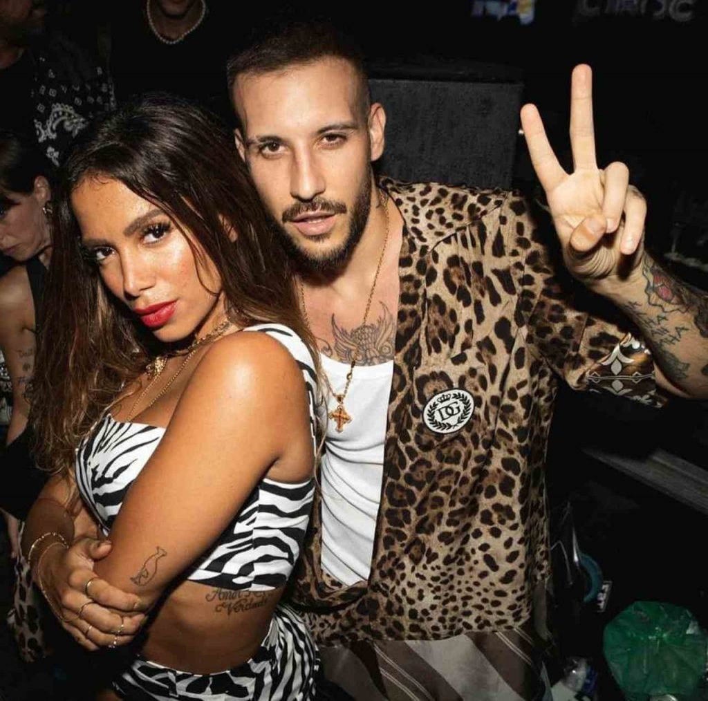 Anitta e Fred de Palma em festa na Itália