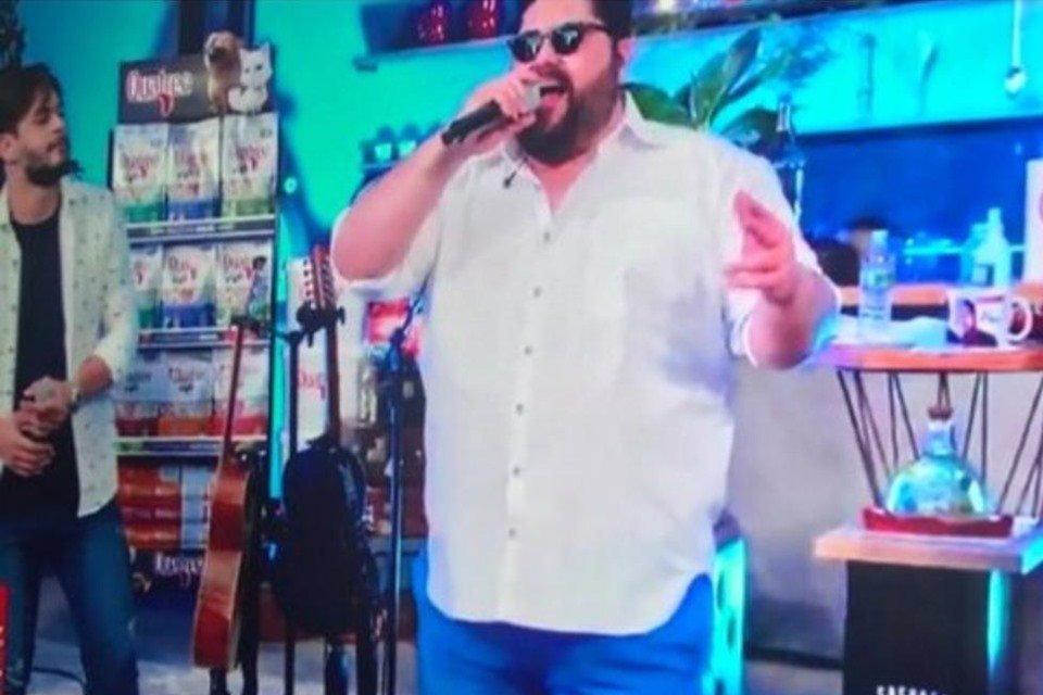 César Menotti usa shortinho azul em live