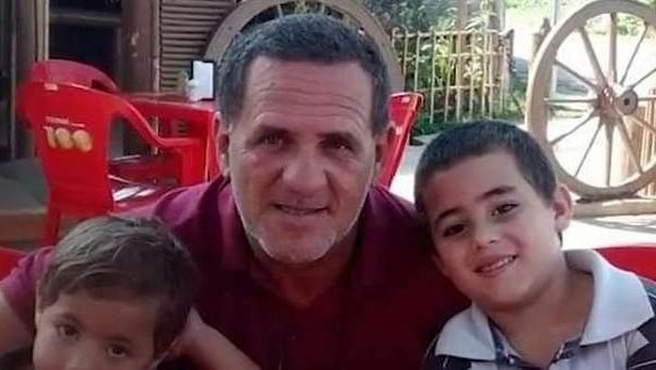 Lucilo Souza Pinto Filho, de 59 anos, junto aos dois filhos, de 4 e 6 anos