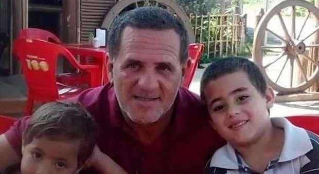 Lucilo Souza Pinto Filho, de 59 anos, junto aos dois filhos, de 4 e 6 anos