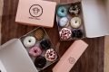 Donuts diversos em caixas da Monkey Donuts