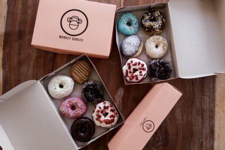 Donuts diversos em caixas da Monkey Donuts