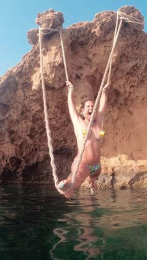Luana Piovani seminua em Ibiza