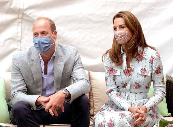 William e Kate Middleton. Ela usa máscara facial da marca londrina Amaia