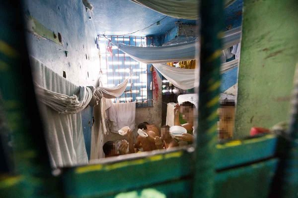 Presos vivem de cueca e enfrentam temperatura de 50º C nas celas em Roraima