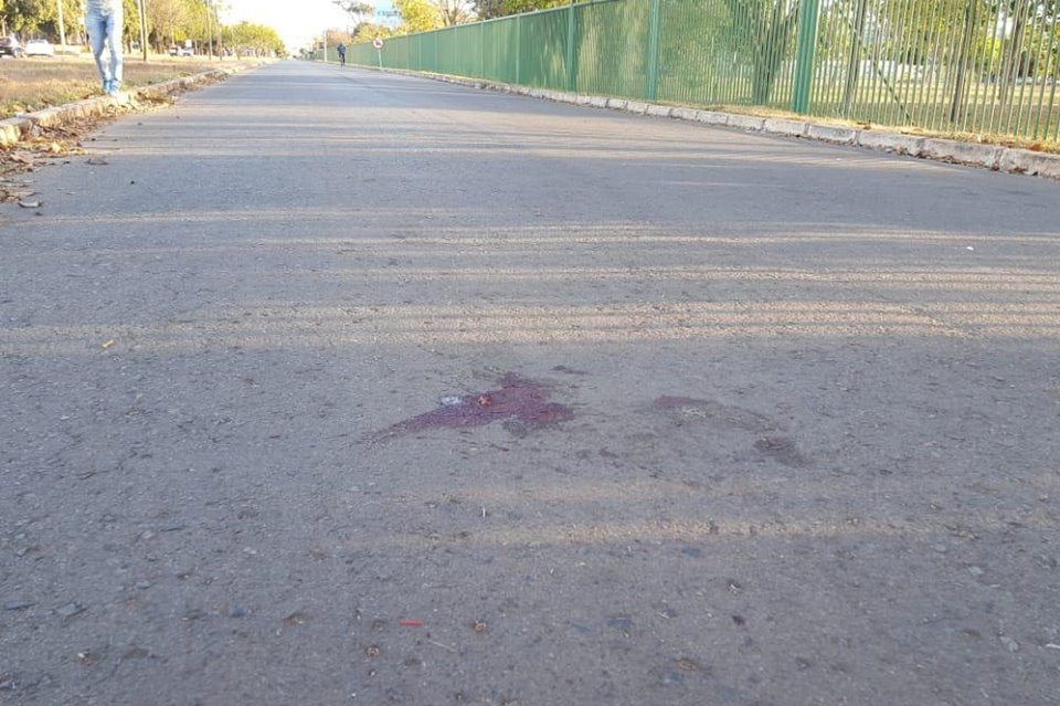 Asfalto com sangue após atropelamento