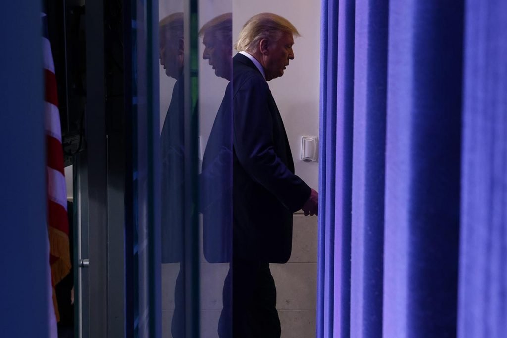 President Trump Holds A Press Briefing At The White House - Momento que Trump foi retirado da sala por causa de tiros do lado de fora da casa branca -