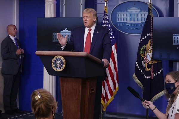 President Trump Holds A Press Briefing At The White House - Momento que Trump foi retirado da sala por causa de tiros do lado de fora da casa branca -