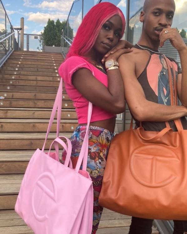 Moças com a bolsa Shopping Bag, da Telfar, nas cores rosa e marrom