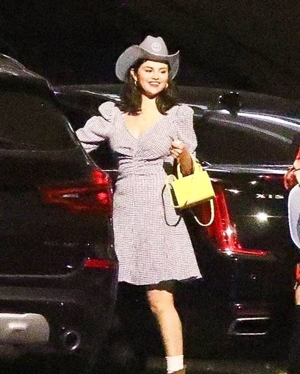 Selena Gomez com a bolsa Shopping Bag, da Telfar