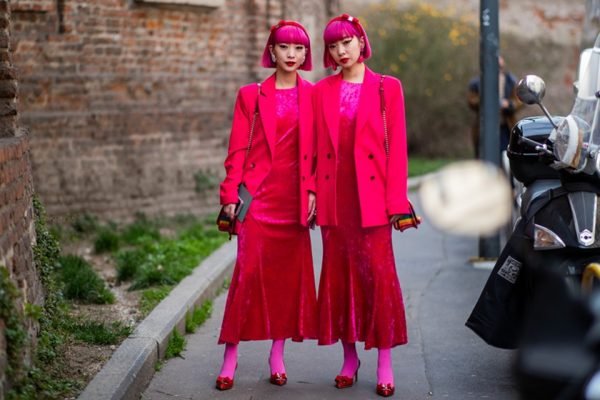 Gêmeas Ami e Aya Amiaya no street style de Milão usando rosa da cabeça aos pés