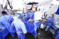 Fotografia colorida de equipe de saúde em cirurgia