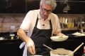 Emmanuel Bassouleil cozinhando em panelas Le Creuset