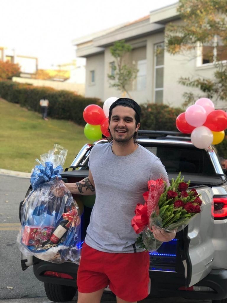 Luan Santana recebe homenagens dos fãs