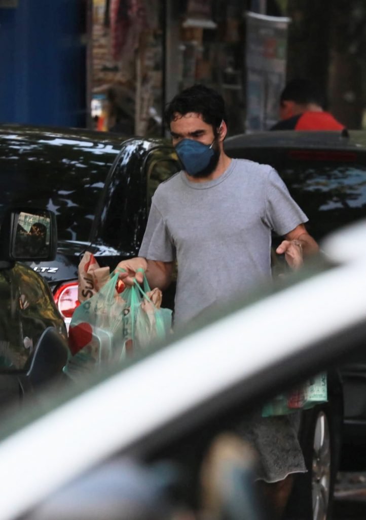 Caio Blat fazendo compras