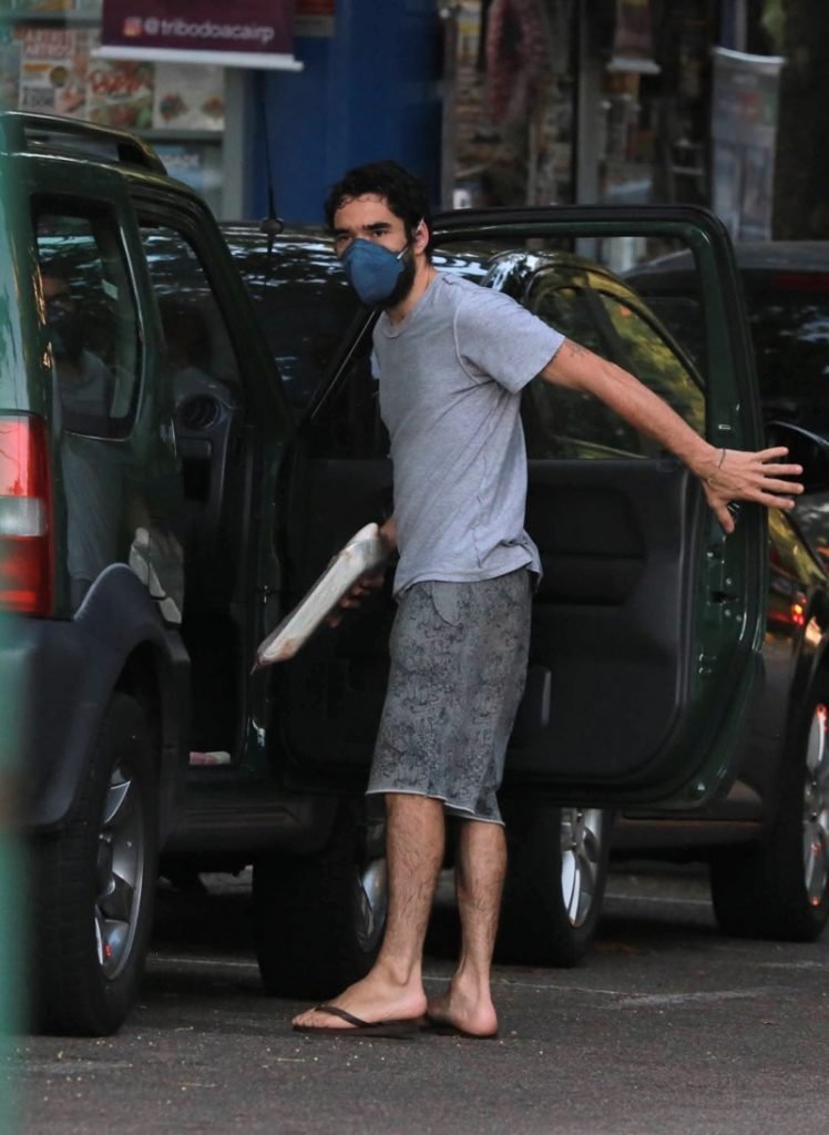 Caio Blat fazendo compras