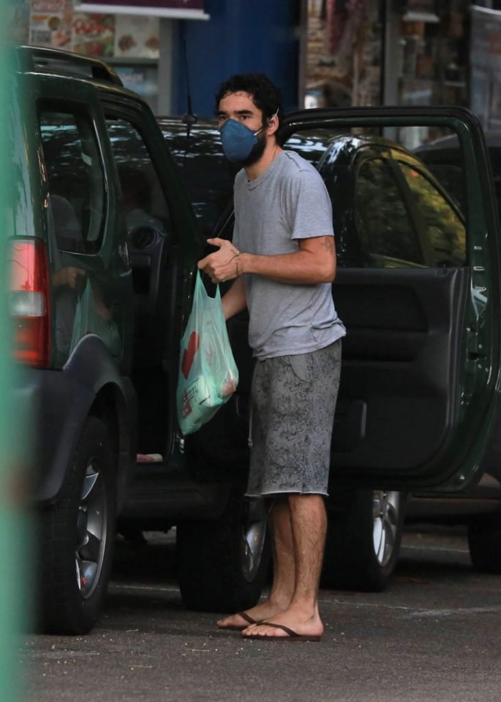 Caio Blat fazendo compras