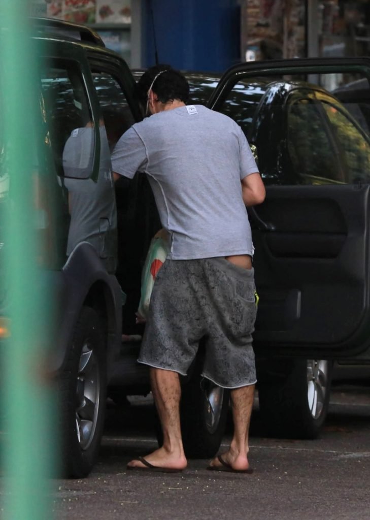 Caio Blat fazendo compras