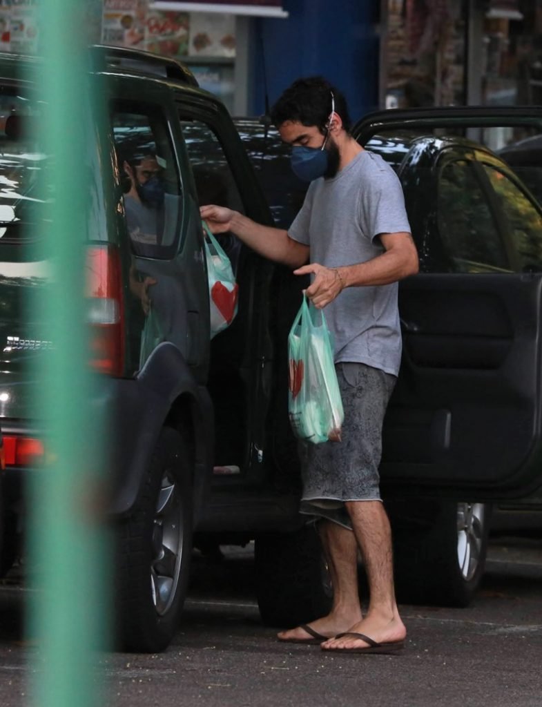 Caio Blat fazendo compras