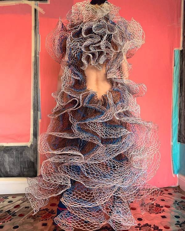 Vestido de Alexandra Sipa com fios elétricos descartados